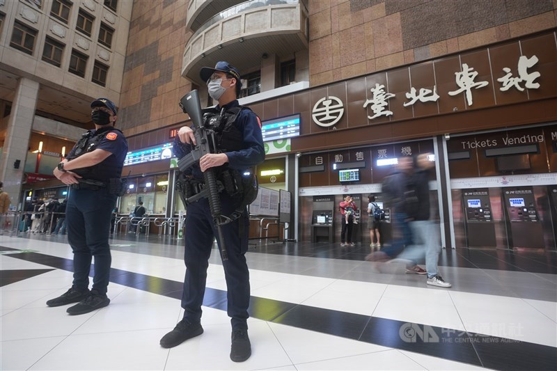 Polisi berjaga di aula utama Taipei Main Station. (Sumber Foto : CNA, 20 Desember 2025)