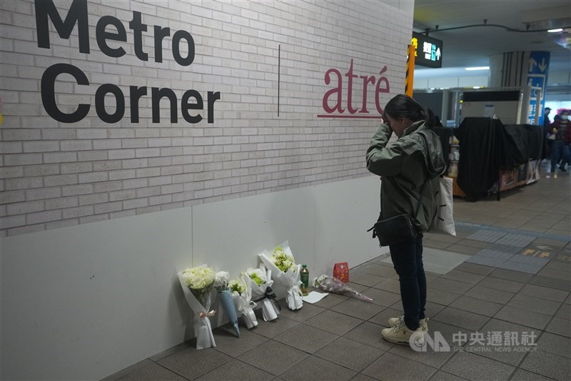 Sejumlah karangan bunga diletakkan di MRT Taipei Main Station. (Sumber Foto : CNA, 20 Desember 2025)