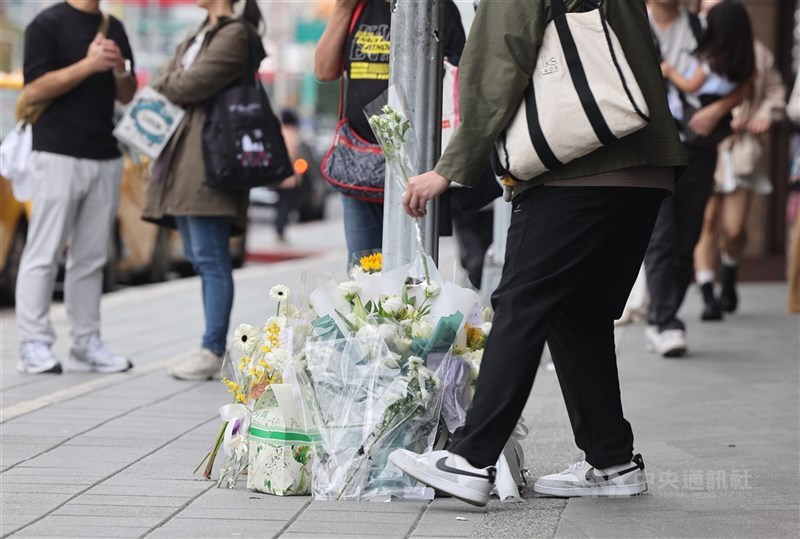 Karangan bunga diletakkan di dekat Eslite Spectrum Nanxi di Taipei. (Sumber Foto : CNA, 20 Desember 2025)
