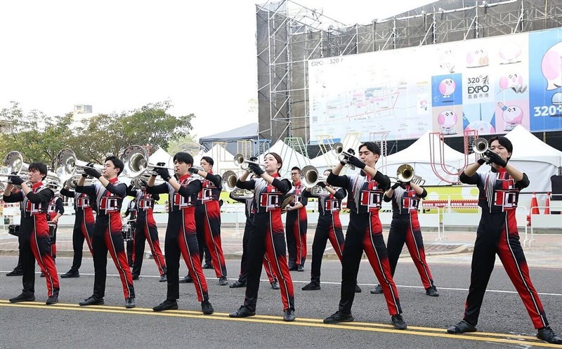 Band Marching Naragaku dari Jepang berpartisipasi dalam peluncuran Festival Band Internasional Kota Chiayi 2025 pada hari Jumat. (Sumber Foto : Pemerintah Kota Chiayi, 19 Desember 2025)