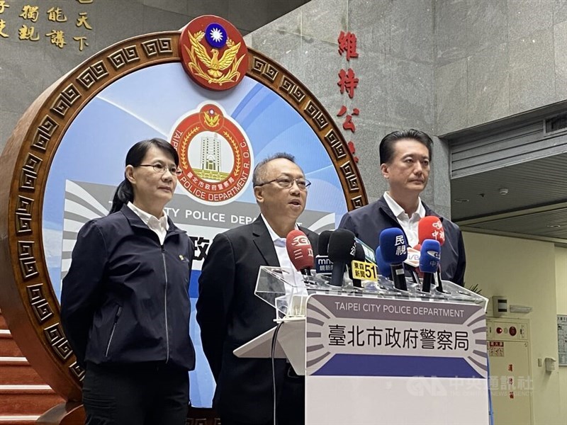 Lu Chun-hung (tengah), kepala Divisi Investigasi Kriminal Departemen Kepolisian Taipei berbicara pada konferensi pers hari Minggu. (Sumber Foto : CNA, 21 Desember 2025)