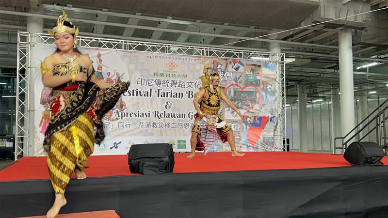 Salah satu tarian tradisional Indonesia ditampilkan di kegiatan Festival Budaya Keelung. (Sumber Foto : CNA, 21 Desember 2025)