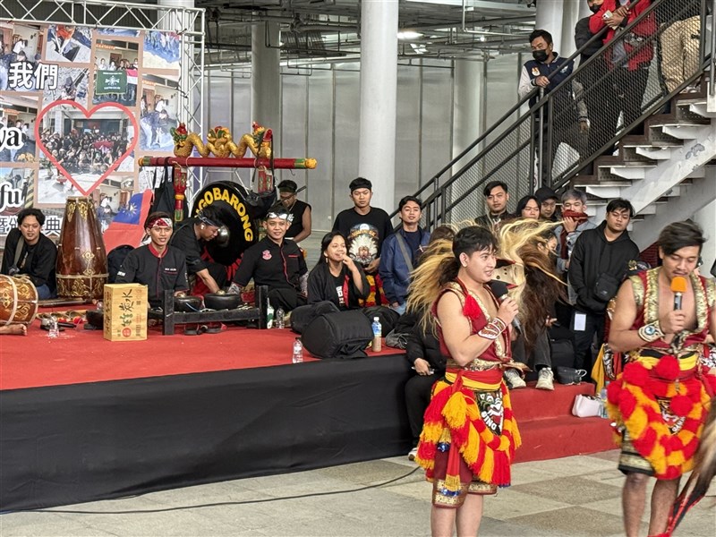 Tim Singo Barong Reog Ponorogo Taiwan beraksi menghibur penonton.(Sumber Foto : CNA, 21 Desember 2025)