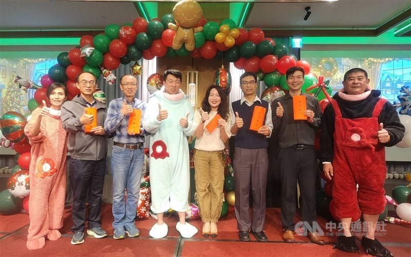 Ketua Dewan Kabupaten Penghu, Chen Yu-jen (keempat dari kiri) dan yang lainnya dalam acara amal ungkapan syukur akhir tahun hari Senin. (Sumber Foto : CNA, 22 Desember 2025)