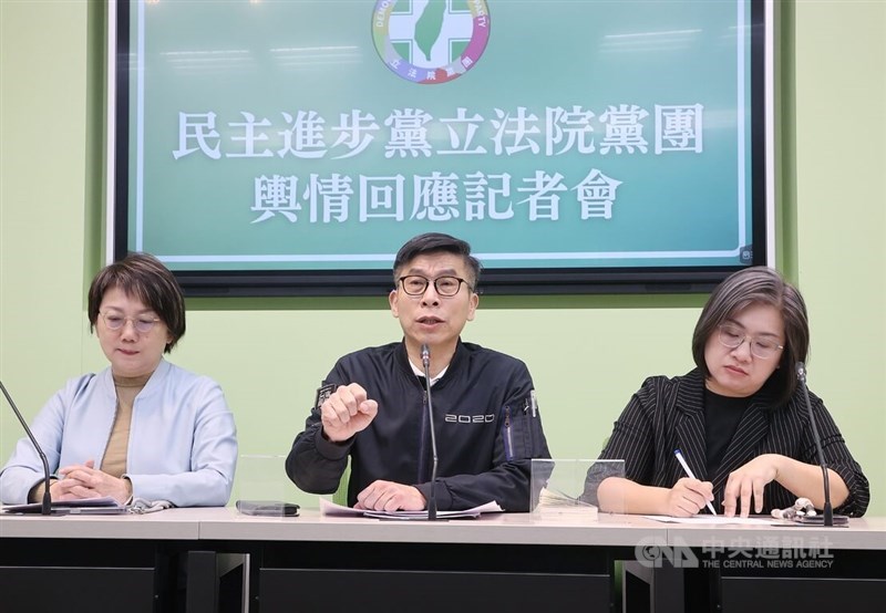 Ketua Fraksi Yuan Legislatif DPP, Chung Chia-pin (tengah), berbicara kepada media dalam konferensi pers pada Selasa. (Sumber Foto : CNA, 23 Desember 2025)