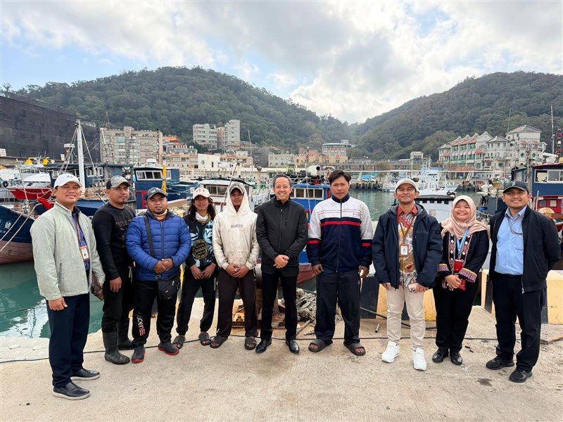 Arif Sulistiyo, kepala KDEI Taipei (5 dari kanan) mengunjungi ABK di pelabuhan Matsu sembari berdialog bersama. (Sumber Foto : KDEI Taipei).