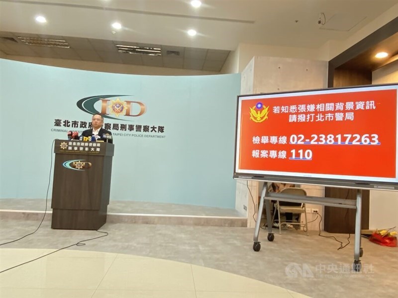 Kepala Divisi Investigasi Kriminal Departemen Kepolisian Kota Taipei, Lu Chun-hung, pada hari Selasa mendesak masyarakat untuk menghubungi polisi jika memiliki informasi terkait tersangka di balik serangan di pusat kota Taipei pada hari Jumat. (Sumber Foto : CNA, 23 Desember 2025).