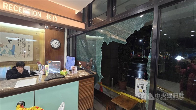 Kaca di lobi Sun Spring Resort di Yilan pecah saat gempa Sabtu. (Sumber Foto : CNA, 27 November 2025)
