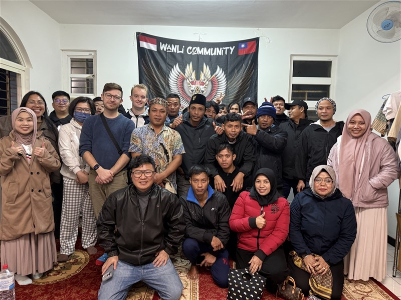 ABK Indonesia hari Minggu berkumpul di musala Nurus-Syifaa, Wanli, New Taipei bersama para relawan. (Sumber Foto : CNA, 28 Desember 2025)