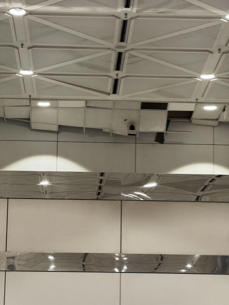 Plafon di Bandara Internasional Taoyuan setelah gempa Sabtu. (Sumber Foto : Penumpang)