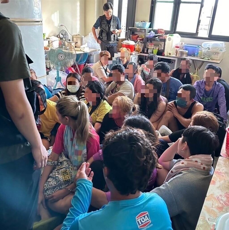 Pejabat Badan Imigrasi Nasional (NIA) menangkap warga negara asing yang bekerja secara ilegal di Taiwan, yang diduga ditampung oleh seorang pria bermarga Cheng di properti hunian atas namanya. (Sumber Foto : Dokumentasi NIA)