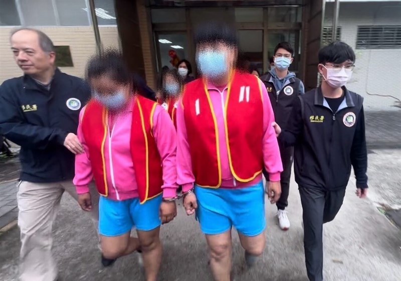 Tiga orang yang terkait dengan kasus jaringan tenaga kerja ilegal dibawa oleh pejabat NIA. (Sumber Foto : Dokumentasi NIA)