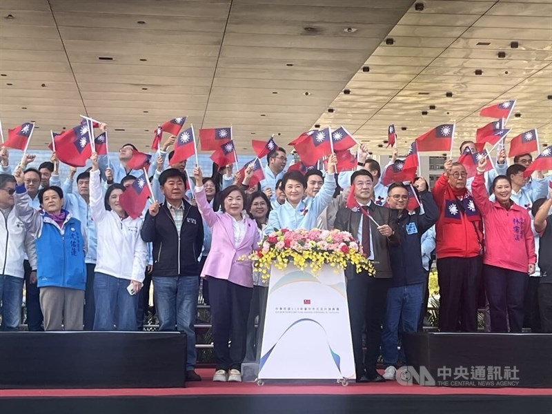 Wali Kota Taichung, Lu Shiow-yen (depan kelima dari kiri), menyampaikan pidato selama upacara pengibaran bendera di Taichung pada hari Kamis. Foto CNA 1 Januari 2025