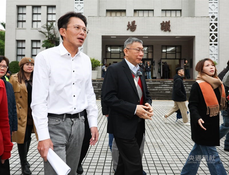 Mantan ketua Partai Rakyat Taiwan (TPP) oposisi, Ko Wen‑je (tengah), terlihat dalam perjalanannya untuk mengunjungi kaukus Kuomintang (KMT) di Yuan Legislatif hari Jumat, didampingi oleh ketua TPP saat ini, Huang Kuo-chang. (Sumber Foto : CNA, 2 Januari 2026)