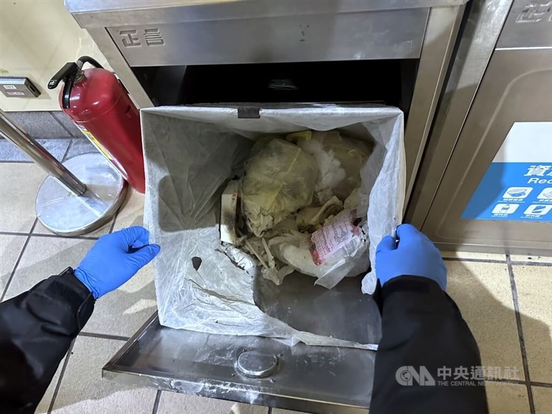 Tempat sampah di Stasiun MRT Dingxi mengalami kepulan asap setelah selembar tisu yang masih menyala diduga dibuang, sehingga memicu penyelidikan polisi. (Atas izin otoritas setempat)