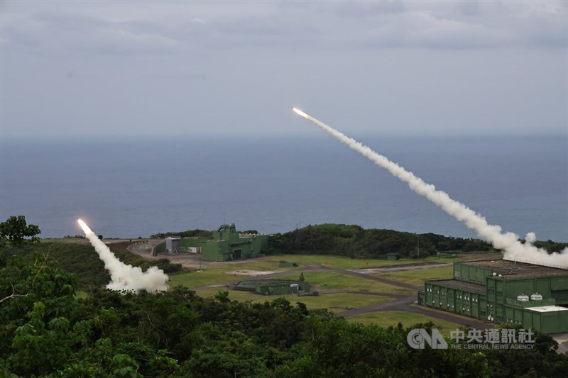 Dua roket diluncurkan dari sistem peluncur roket ganda HIMARS milik Taiwan dalam sebuah latihan di Kabupaten Pingtung pada 12 Mei. (Sumber Foto : Dokumentasi CNA)
