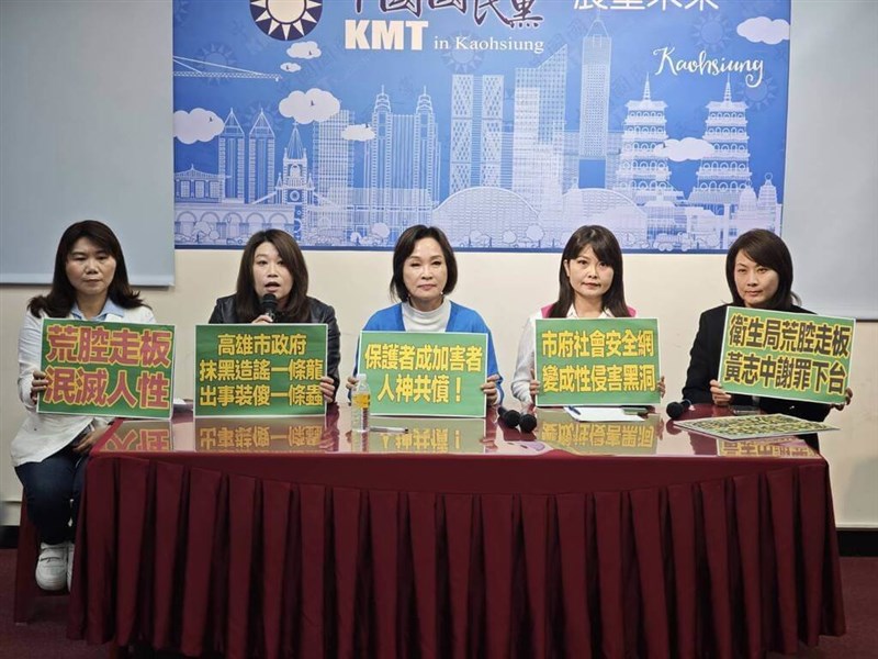 Anggota legislatif KMT, Ko Chih-en (tengah), menghadiri konferensi pers pada hari Senin bersama beberapa anggota dewan Kota Kaohsiung. (Sumber Foto : Fraksi KMT di Dewan Kota Kaohsiung)