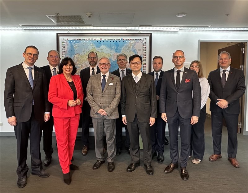Ketua European Taiwan Friendship Group, Michael Gahler (ketiga dari kiri depan), dan delegasi dari Parlemen Eropa berpose untuk foto di Taipei pada hari Senin. (Sumber Foto : Kementerian Luar Negeri, 5 Januari 2026)