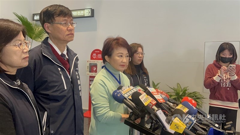 Wali Kota Taichung, Lu Shiow-yen (tengah), mengumumkan kebijakan makan siang gratis dalam sebuah konferensi pers di Taichung pada hari Kamis. (Sumber Foto : CNA, 8 Januari 2025)