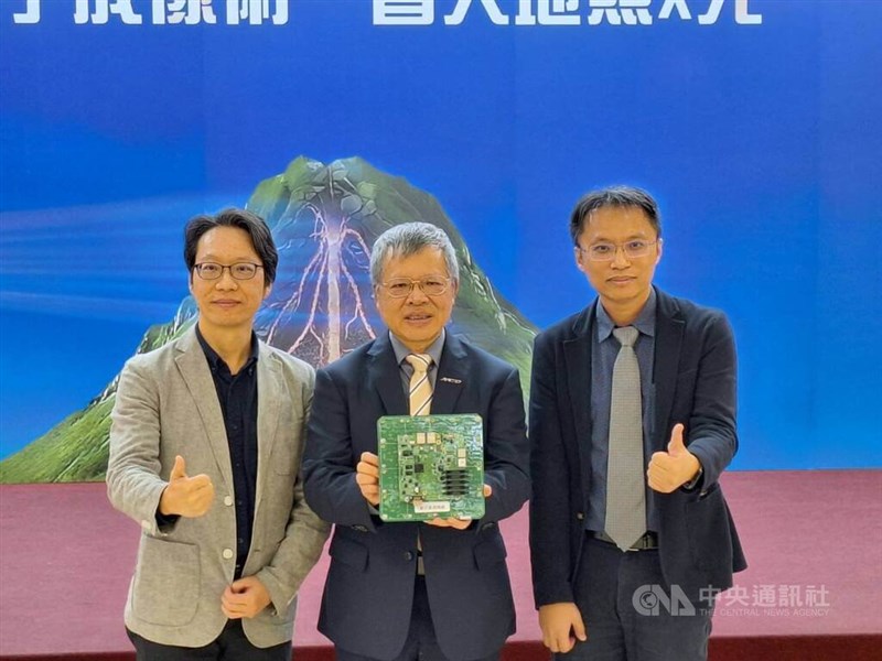 Profesor Universitas Nasional Central Kuo Chia-ming (kanan) dan Chen Chien-chih (kiri) berpose untuk foto pada sebuah acara pers di Taoyuan pada hari Senin. (Sumber Foto : CNA, 12 Januari 2026)
