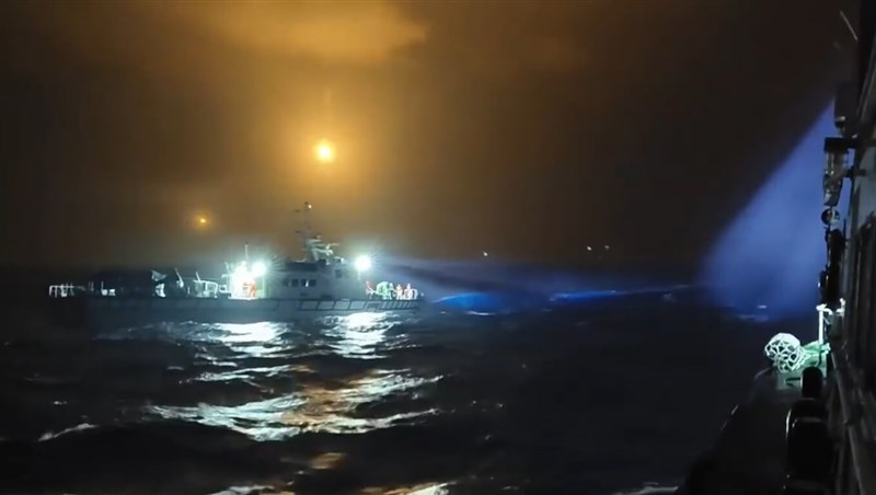 Sebuah granat kilat menerangi langit malam di atas perairan lepas Pantai Kabupaten Hualien saat militer Taiwan mencari Kapten Angkatan Udara Hsin Po-yi yang hilang pada Kamis. (Sumber Foto : Direktorat Jenderal Penjaga Pantai