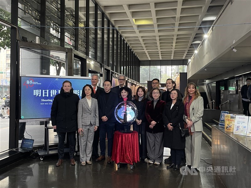 Ruth Evelin Pasaribu (kedua dari kanan) dari KDEI Taipei turut hadir sebagai tamu undangan pembukaan pameran foto RSF bersama CNA. (Sumber Foto : CNA, 12 Januari 2026)