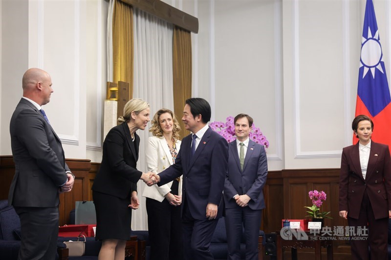 Presiden Lai Ching-te (tengah, depan) menyambut delegasi anggota parlemen Kanada pada Selasa. (Sumber Foto : CNA, 13 Januari 2026)