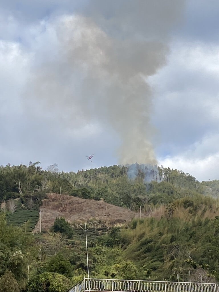 Asap membubung dari kebakaran hutan di Kabupaten Yunlin pada Senin. (Sumber Foto : Departemen Pemadam Kebakaran Kabupaten Yunlin)