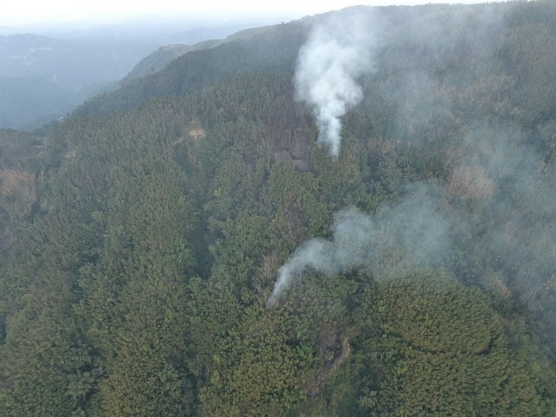 Asap membubung dari kebakaran hutan di Kabupaten Yunlin pada Senin. (Sumber Foto : Departemen Pemadam Kebakaran Kabupaten Yunlin)