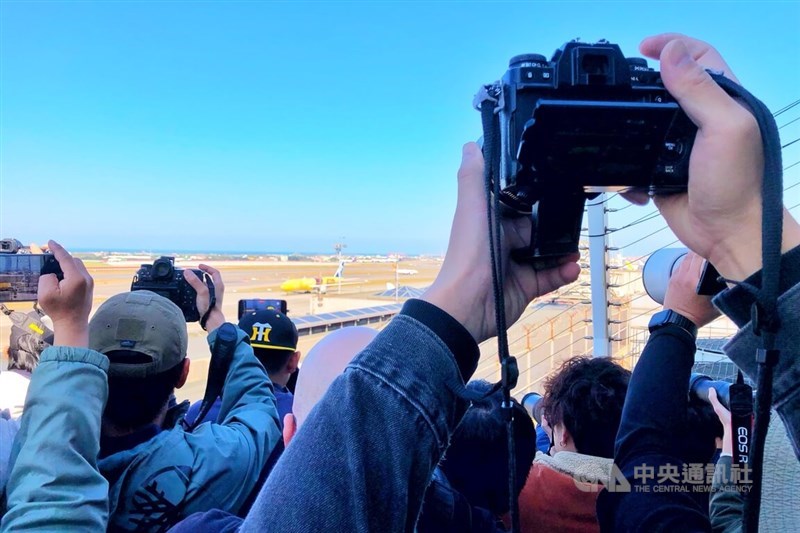 Para penggemar berkumpul saat pesawat bertema Star Wars muncul di Bandara Internasional Taoyuan Taiwan pada hari Rabu. (Sumber Foto : CNA, 14 Januari 2026)