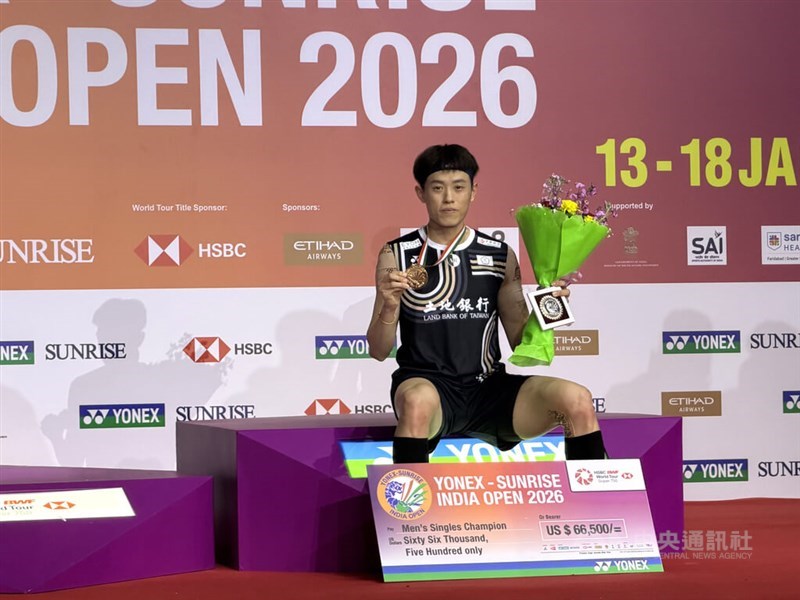 Pebulu tangkis Taiwan, Lin Chun-yi, memamerkan medali emasnya. (Sumber Foto : CNA, 18 Januari 2026)