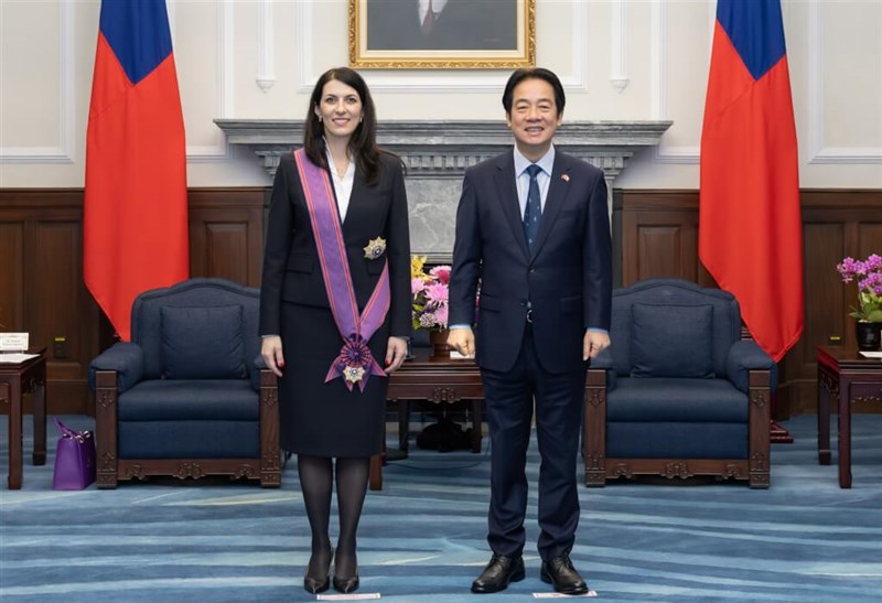 Presiden Lai Ching-te (kanan) berpose untuk foto bersama Markéta Pekarová Adamová, mantan presiden Majelis Deputi Republik Ceko, pada hari Selasa. (Sumber Foto : Kantor Kepresidenan)