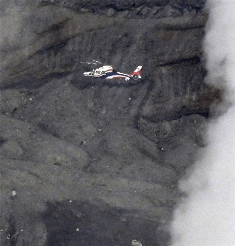 Sebuah helikopter penyelamat melayang di area Gunung Aso untuk mencari helikopter wisata yang hilang pada hari Selasa (20/1). (Sumber Foto: Kyodo News)