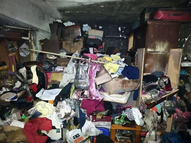 Rumah yang penuh dengan barang-barang berantakan tempat kebakaran mematikan terjadi pada Rabu malam. (Sumber Foto : Departemen Pemadam Kebakaran Kota Keelung)
