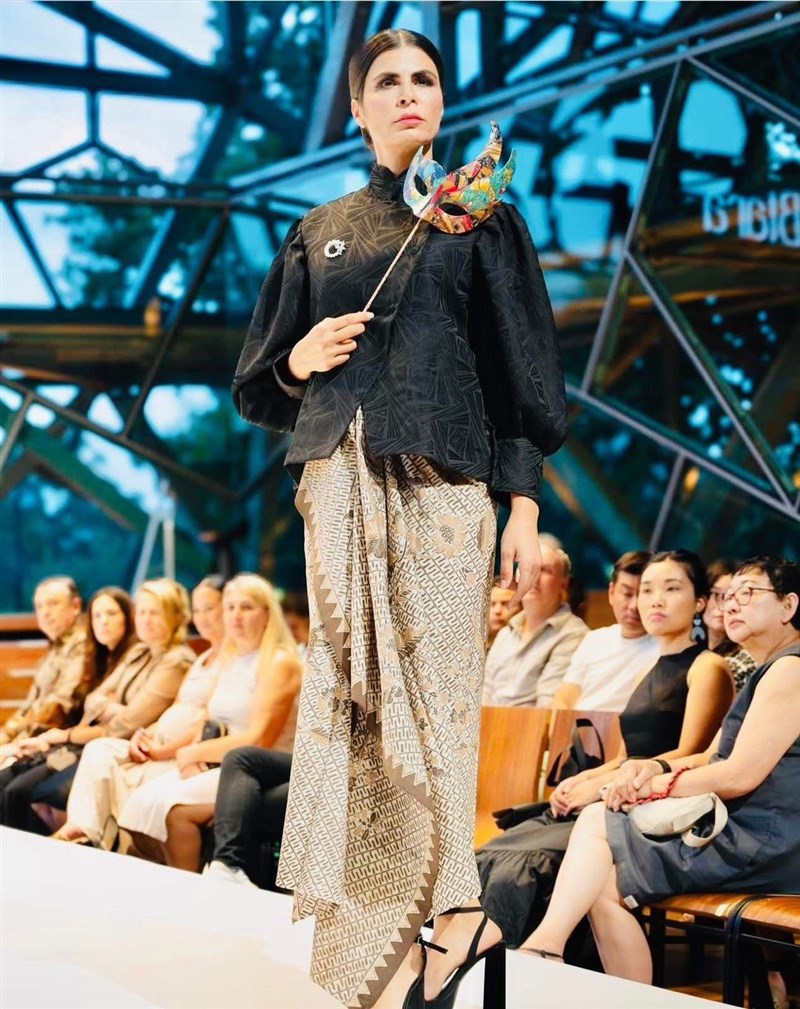 Salah satu karya topeng Dewi yang ikut menyemarakkan Melbourne Fashion Week tahun 2025 di Australia. (Sumber Foto : Kartika Dewi).