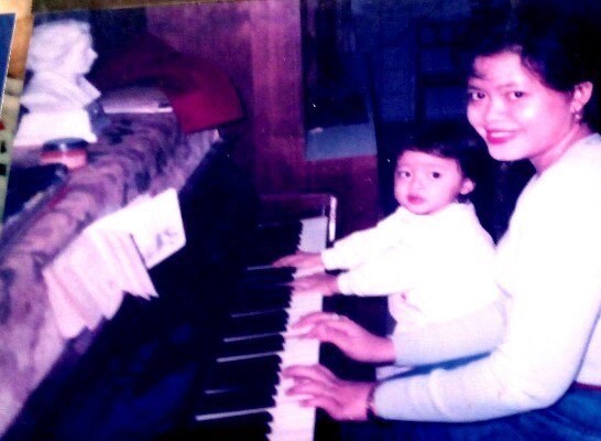 Dewi bersama anaknya, pada tahun 1998. (Sumber Foto : Kartika Dewi).