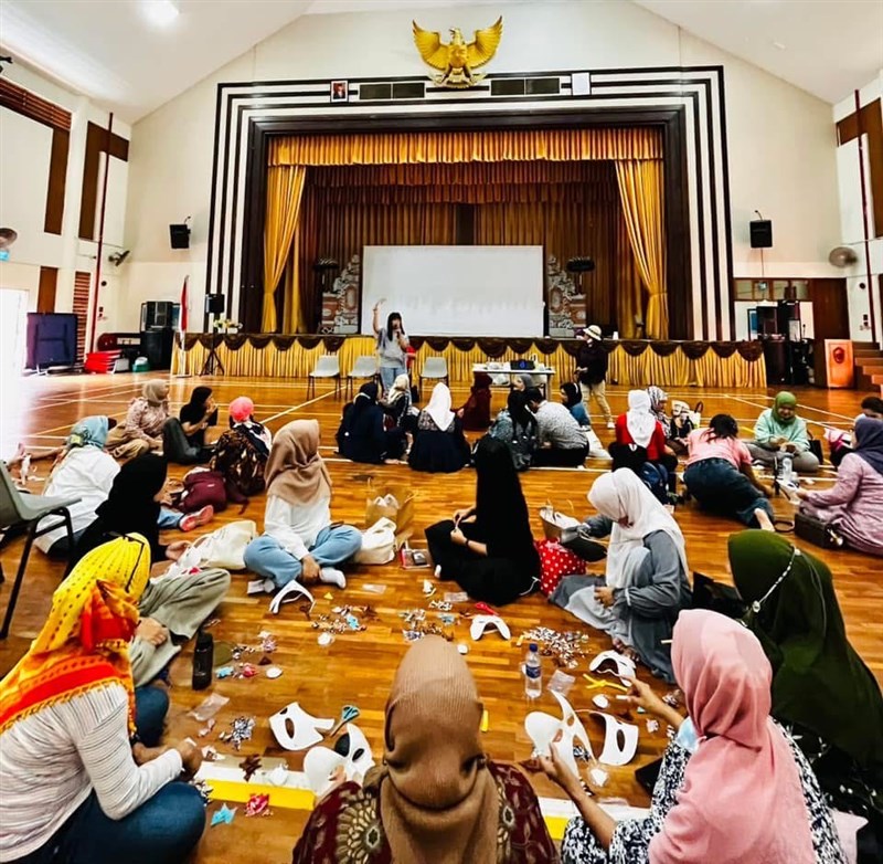 Mengajar topeng batik untuk PMI di Singapura tahun 2022. (Sumber Foto : Kartika Dewi).