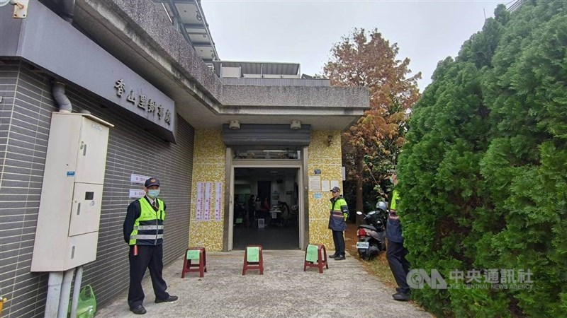 Petugas polisi Hsinchu berjaga di pusat distribusi insentif pada hari Sabtu. (Sumber Foto : CNA, 24 Januari 2026)