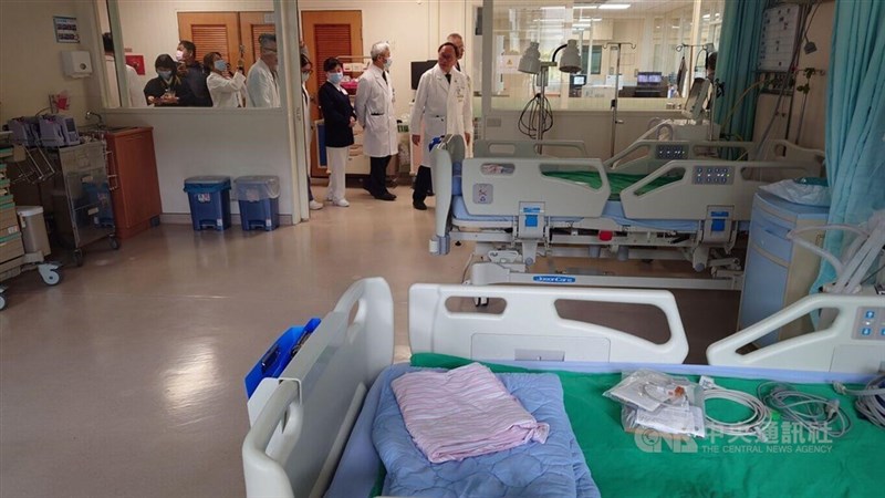 Para dokter memeriksa sebuah kamar rumah sakit. Foto hanya untuk tujuan ilustrasi. (Sumber Foto : Dokumentasi CNA)