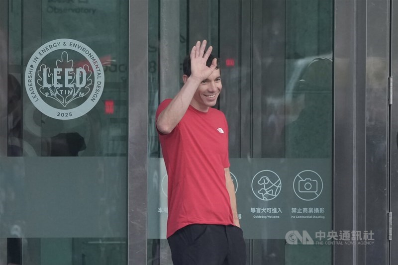 Pemanjat bebas asal Amerika, Alex Honnold, melambaikan tangan kepada para penggemar sebelum berangkat. (Sumber Foto : CNA, 25 Januari 2026)