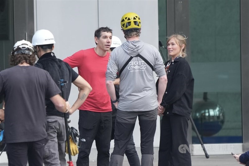  Alex Honnold (ketiga dari kiri) bersama istrinya Sanni McCandless (kanan) dan bertukar pandangan dengan staf teknis sebelum aksi. (Sumber Foto : CNA, 25 Januari 2026)