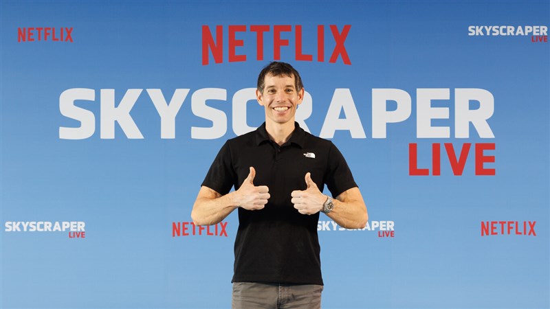  Alex Honnold dalam konferensi persnya pada hari Minggu setelah keberhasilannya memanjat Taipei 101. (Sumber Foto : Netflix)