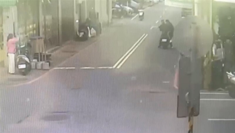 Dua pria bersiap melarikan diri dengan sepeda motor setelah merampas kalung emas dan liontin di sebuah toko perhiasan di Distrik Xinwu, Taoyuan, pada hari Minggu. (Sumber Foto : Kepolisian setempat)