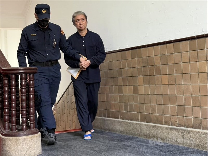 Cheng Ming-chia (kanan), yang pindah ke Guangzhou, Tiongkok, pada tahun 2008 untuk memulai bisnis, dikawal untuk hadir di pengadilan pada hari Senin. (Sumber Foto : Dokumentasi CNA)