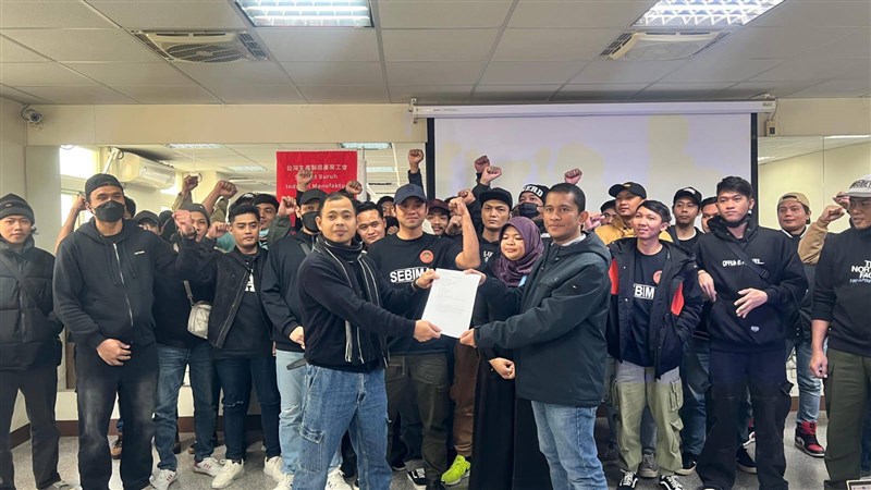 Kadir, analis bidang ketenagakerjaan KDEI (kanan depan) secara simbolis menerima pengaduan dari perwakilan SEBIMA, Nardi (kiri depan). Sumber Foto : SEBIMA)