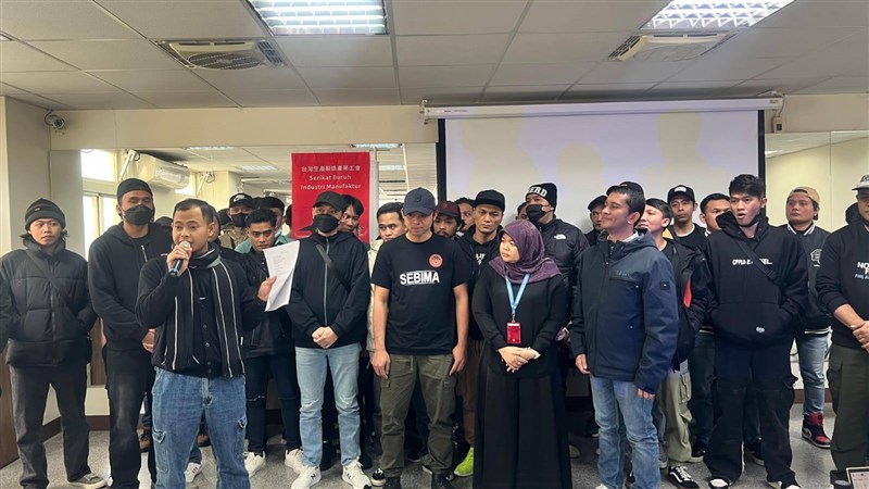 Nardi (memegang mic) sedang berorientasi menjelaskan tata cara pengaduan biaya penempatan berlebih di depan para peserta. (Sumber Foto : SEBIMA)