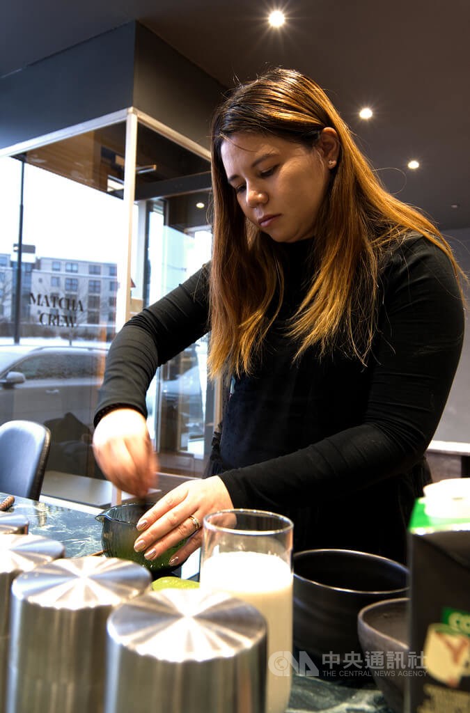Wei memamerkan cara menyiapkan matcha di tokonya di Finlandia pada hari Senin. (Sumber Foto : CNA, 26 Januari 2026)