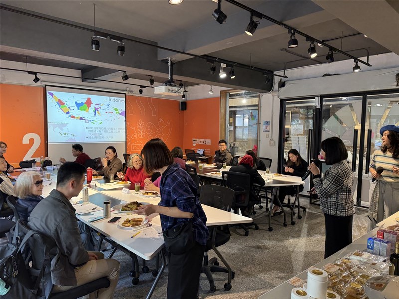 Para peserta juga diberikan kesempatan untuk menikmati hidangan rendah kalori masakan Indonesia. (Sumber Foto : CNA)