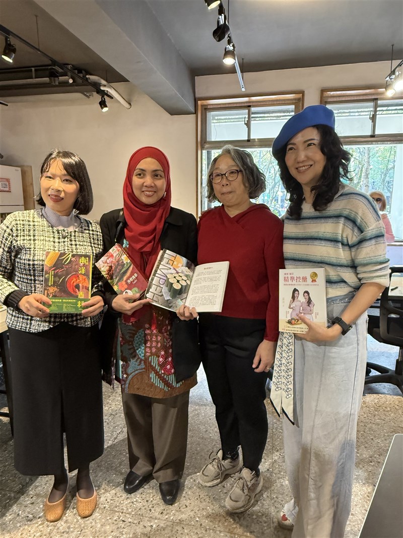 Teresa Liu penulis buku masakan Indonesia (kiri), Wara Agustina Rukmini, Kepala Bidang Perdagangan KDEI (dua dari kiri) dan Connie Lee dari asosiasi Zhonghua Low Carb (kanan). (Sumber Foto : CNA)