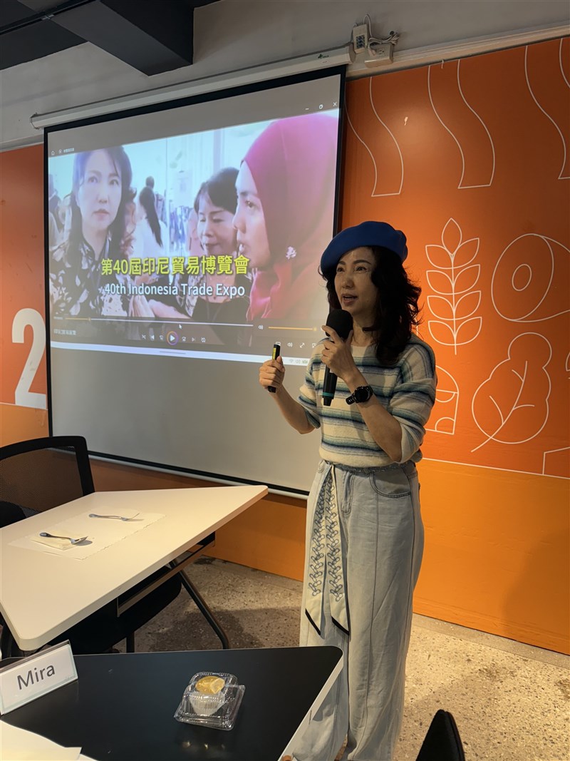 Connie Lee dari asosiasi Zhonghua Low Carb dalam presentasinya mengatakan bahwa rempah-rempah adalah antioksidan terbaik. (Sumber Foto : CNA)